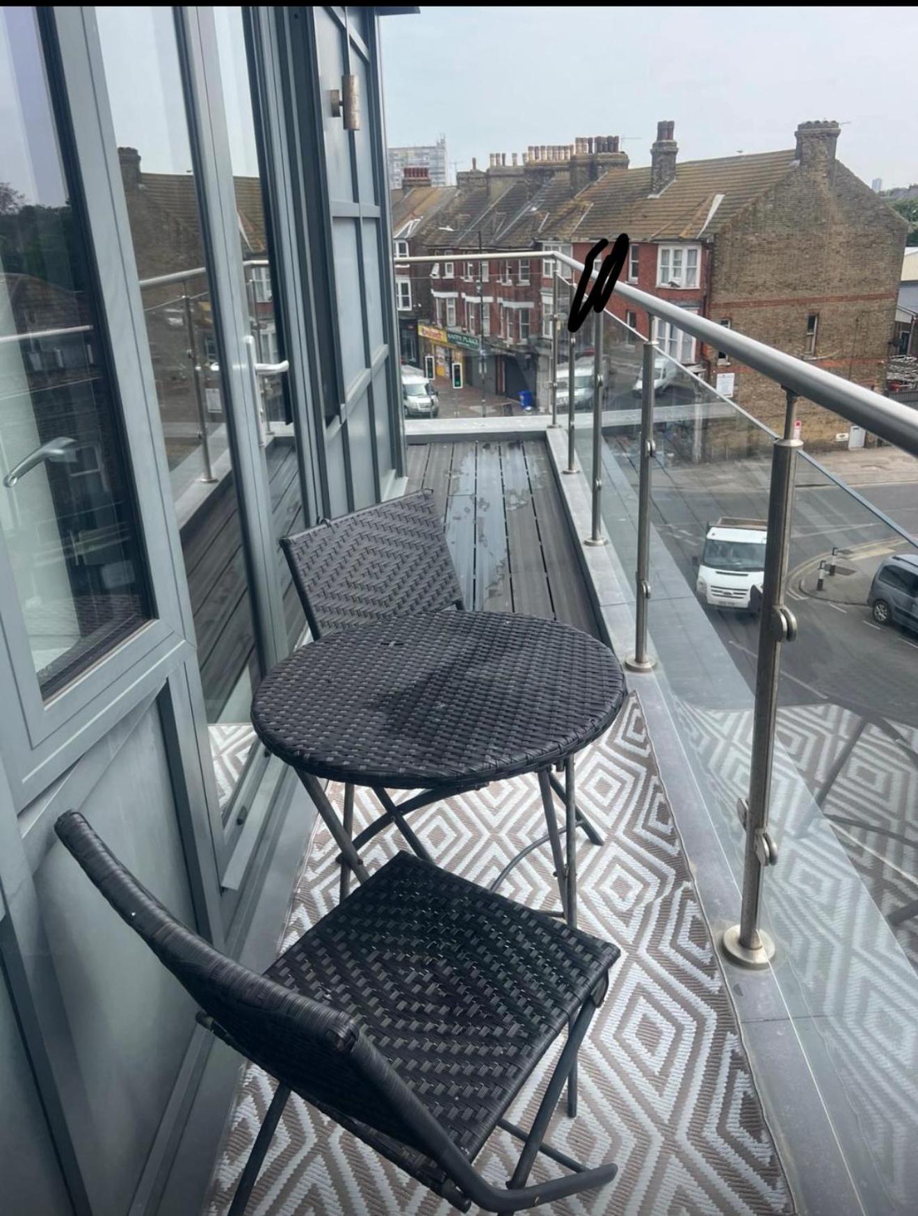 Ferienwohnung The Penthouse Margate, Balconies, Sea View, Gated Parking, Air Con! Exterior foto